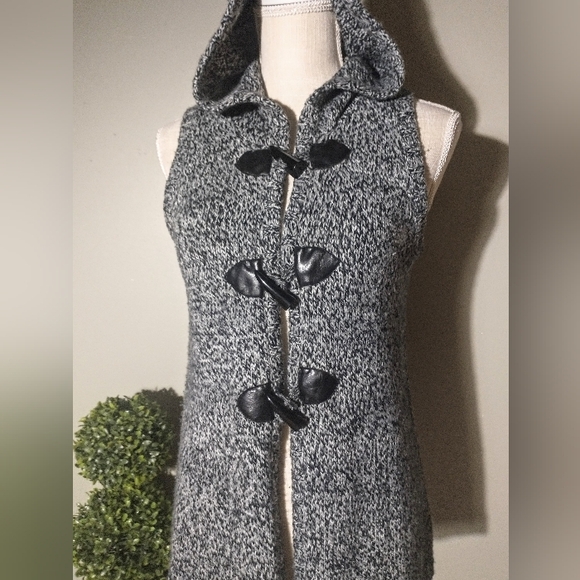 Black & White Hooded Vest w/ Black Toggle Buttons - PS - Sharagano - Picture 2 of 9